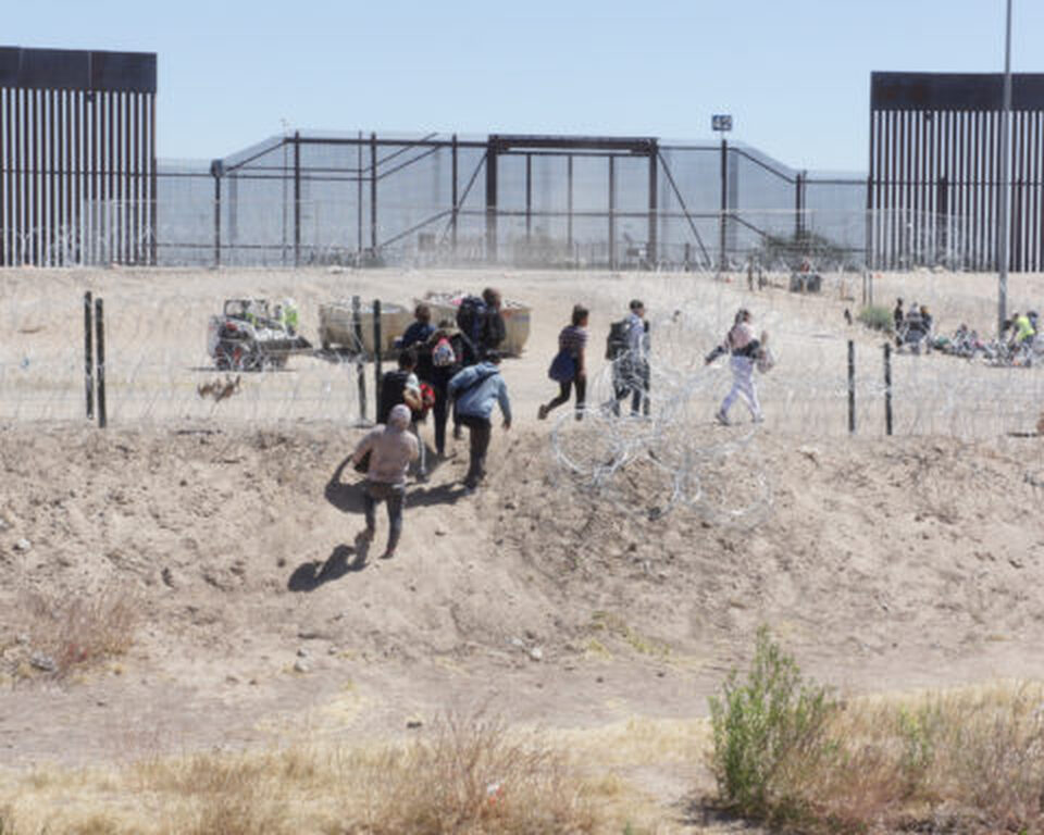 A crowd fleeing misery at the US border. An editorial by Andrea Riccardi